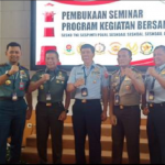 Satgas Pamtas RI-PNG Yonif 411 Kostrad Ajak Anak-Anak Makan Bubur Bersama