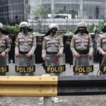 Anggota Kodim 1428/Mamasa Bersama Warga Gotong Royong Bersihkan Material Longsor