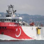 Anggota Kodim 1428/Mamasa Bersama Warga Gotong Royong Bersihkan Material Longsor