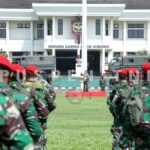 TNI Turunkan Baliho HRS di Petamburan