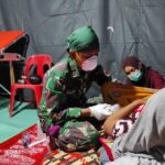 Sambil Berenang, Kopaska TNI AL Salurkan Logistik ke Daerah Terisolir Banjir Kalsel