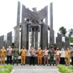 Satgas TNI AL Evakuasi Warga Korban Banjir yang Sakit di Bengkayang