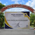 Personel Satgas Yonif 642 Bersama Warga Bersihkan Lapangan Sepak Bola Desa Bungkang