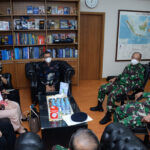 Wadan Seskoal Berikan Jam Komandan pada Prajurit dan PNS Seskoal 