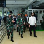 Satgas TNI Yonif RK 751/VJS Bantu Evakuasi Korban Kebakaran