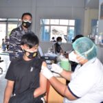 Terus Sasar Warga Pesisir yang Belum Tervaksin, Kolinlamil TNI AL Gelar Serbuan Vaksin di Cilincing