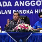 Prajurit TNI Bersama Masyarakat Melaksanakan Pembersihan Kantor Pemerintahan Distrik Walesi