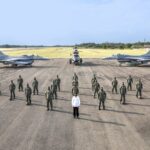 Patroli Simpatik di Kampung Dabra, Satgas TNI Yonif 751 Bagikan Bendera Merah Putih