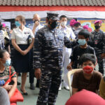 TNI AL Gelar Vaksinasi Covid-19 dan Beri Bansos Masyarakat Maritim di Kalibaru Jakarta Utara