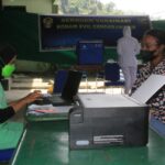 TNI AL Vaksinasi Pelajar Jayapura Sembari Berikan Edukasi Maritim di KRI dr.Soeharso-990