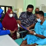 Marinir TNI AL Ajari Warga Merauke Buat Minyak Dari Buah Kelapa