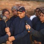 Dalam Rangka HUT ke-78 Kemerdekaan RI, Gubernur Khofifah Bagi Ribuan Bendera dan Sembako