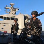 Respon Cepat! TNI AL Berhasil Evakuasi 8 Pemamcing Terdampar di Perairan Padang Tikar Evakuasi 8 Pemamcing 